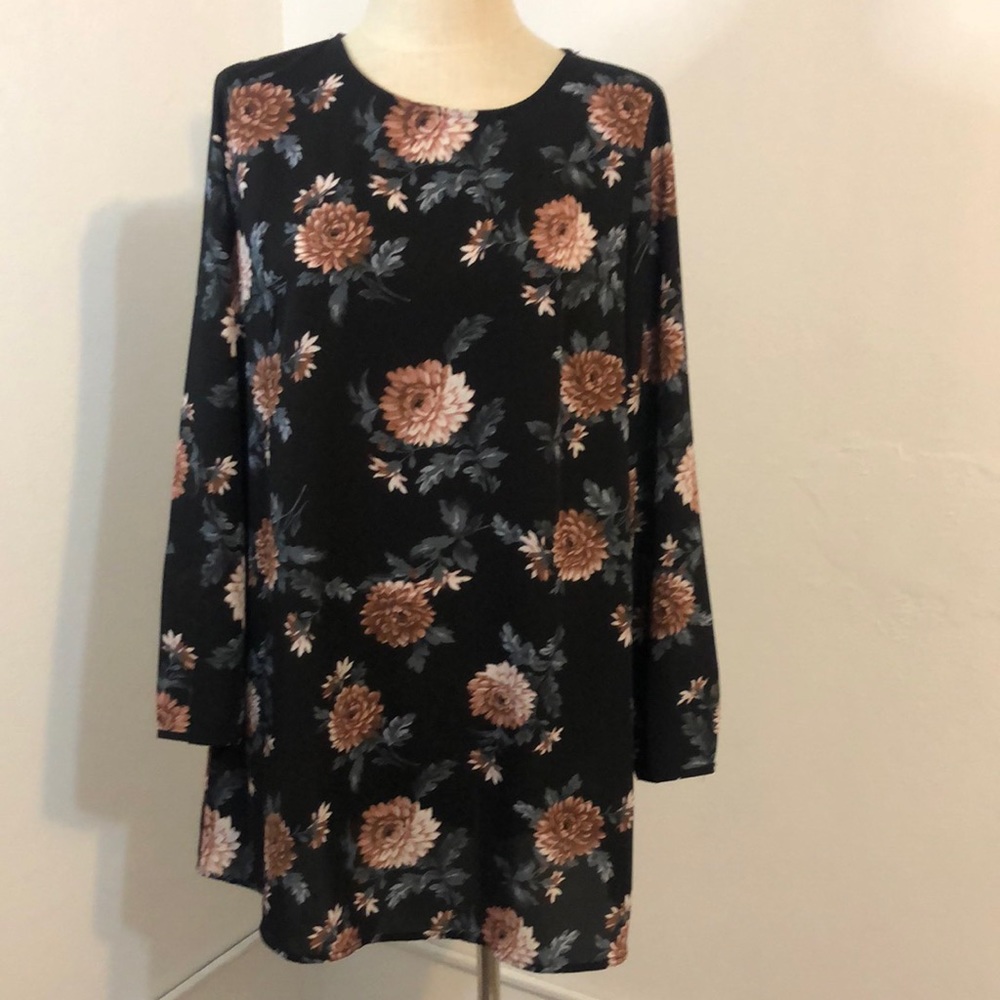 Forever 21 lightweight floral mini dress size Large.